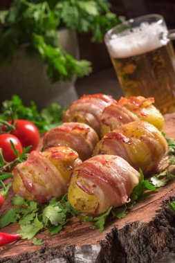 İçinde jambon sarılı fırında patates
