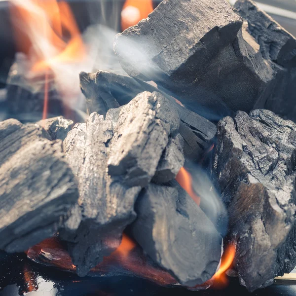 Спалювання вугілля на мангалі — стокове фото
