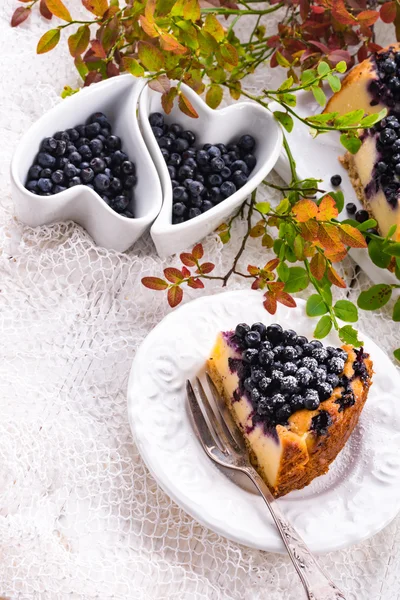 Bolo de queijo caseiro com mirtilos — Fotografia de Stock