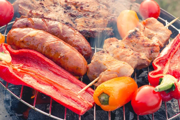 Gegrilde worstjes met groenten — Stockfoto