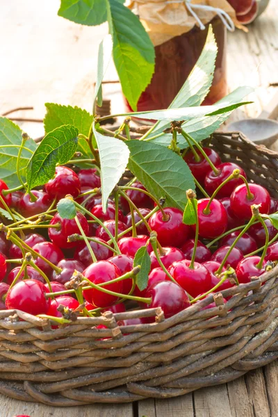 Fresh cherries in wicker basket — Stock Photo, Image