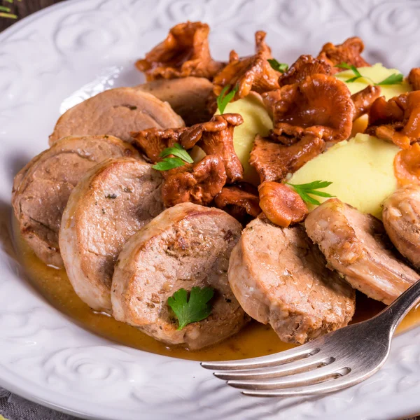 Aardappelen met varkensvlees medaillons — Stockfoto