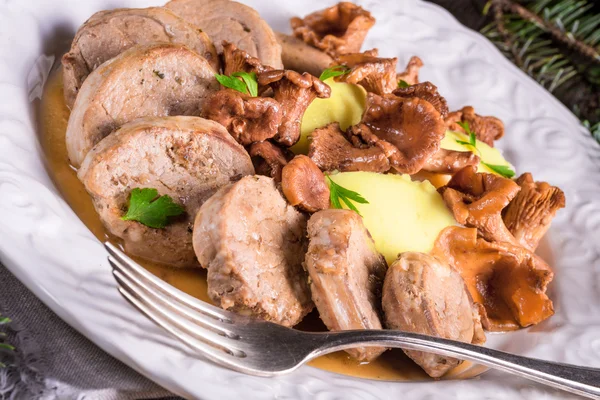 Patatas con medallones de cerdo — Foto de Stock