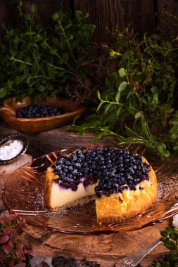 yaban mersini ile dilimlenmiş cheesecake