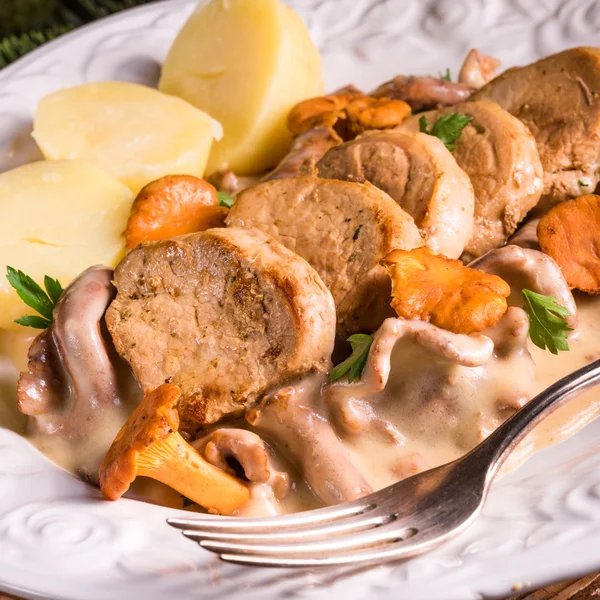 Batatas com medalhões de porco — Fotografia de Stock