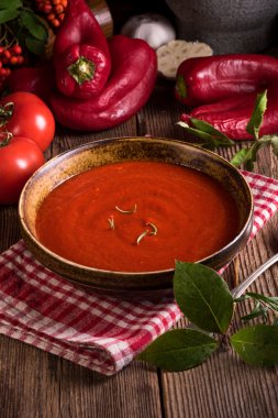 Kırmızı biber ve domates çorbası