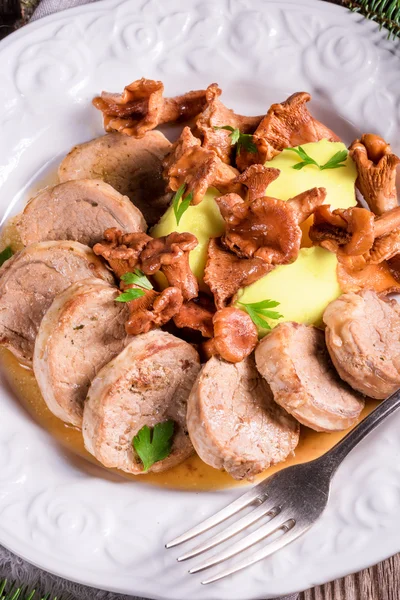 Mashed potatoes with pork medallions — Stock Photo, Image