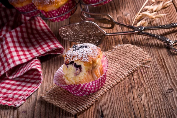 Ugryziony jagody muffin — Zdjęcie stockowe