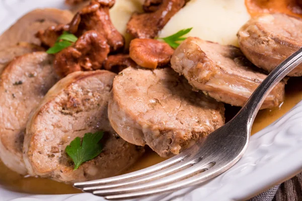 Puré de patatas con medallones de cerdo —  Fotos de Stock