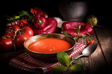 Kırmızı biber ve domates çorbası