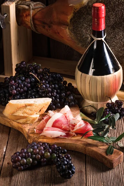 Vinho, uva e presunto — Fotografia de Stock