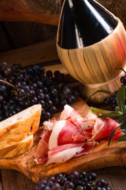 Şarap, üzüm ve prosciutto