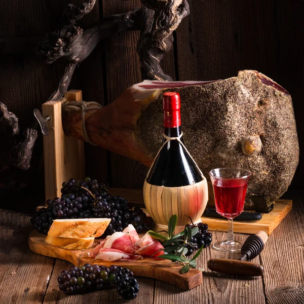 葡萄酒、 葡萄和火腿 — 图库照片