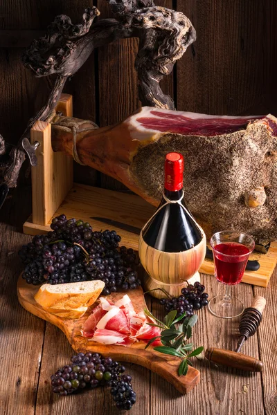Wina, winogron i szynki — Zdjęcie stockowe