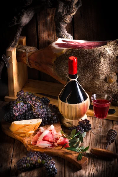Şarap, üzüm ve prosciutto — Stok fotoğraf