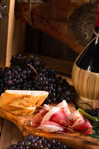 葡萄酒、 葡萄和火腿 — 图库照片