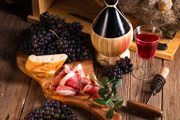 Vino, uva e prosciutto — Foto Stock