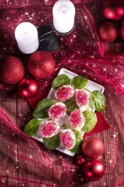 kırmızı pancar ile haşlanmış yumurta