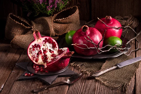 Frische rote Granatäpfel — Stockfoto