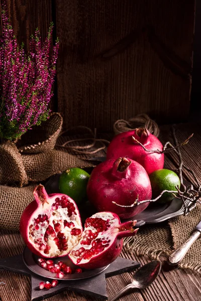 Frische rote Granatäpfel — Stockfoto