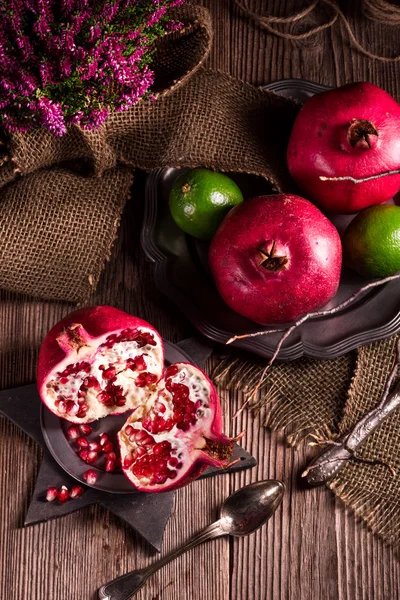 Frische rote Granatäpfel — Stockfoto