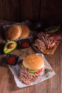 Çekti domuz eti hamburger