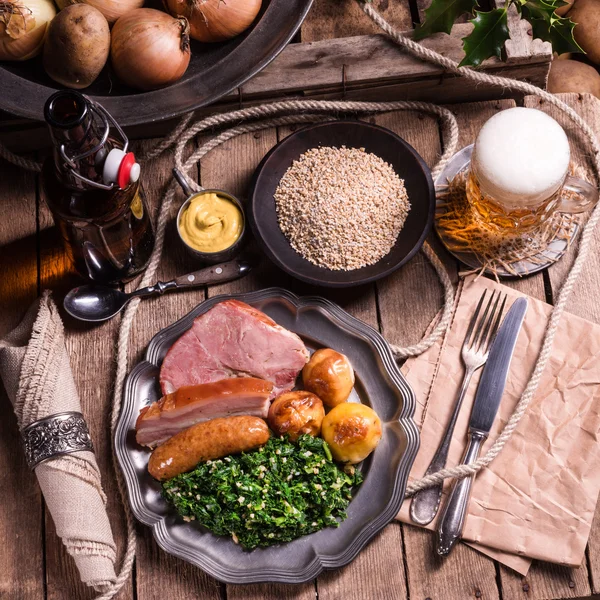 Carne alla griglia con cavolo riccio — Foto Stock