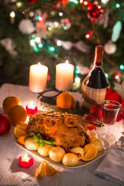 Vánoční kachna s jablky — Stock fotografie