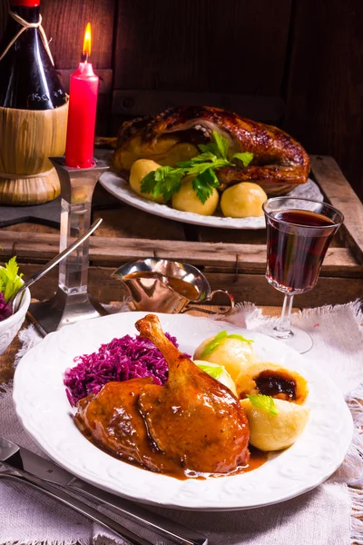 Delicioso pato con manzanas — Foto de Stock