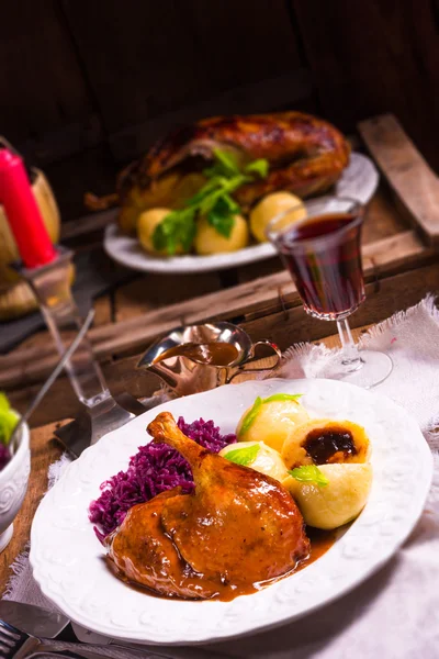 Köstliche Ente mit Äpfeln — Stockfoto