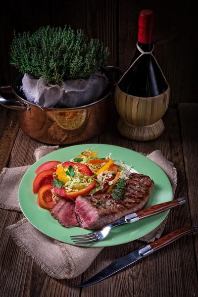 Steak grillé avec salade — Photo