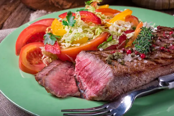 Grilled steak with salad — Stock Photo, Image