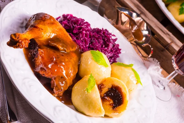 Delicioso pato con manzanas —  Fotos de Stock