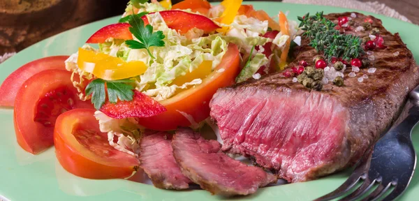 Gegrilltes Steak mit Salat — Stockfoto