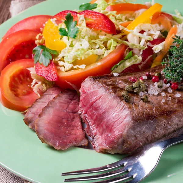Grilled steak with salad — Stock Photo, Image