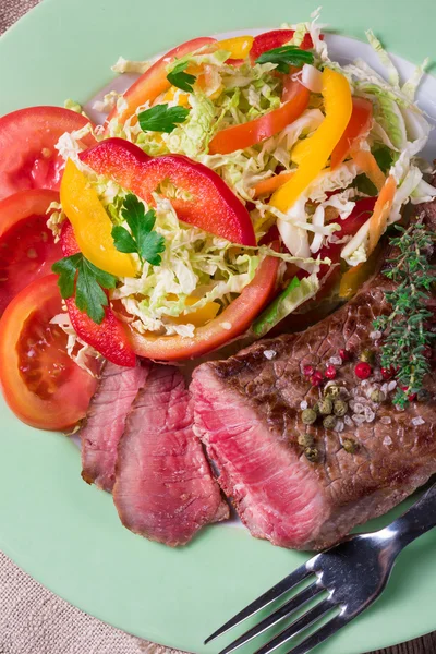 Bife grelhado com salada — Fotografia de Stock