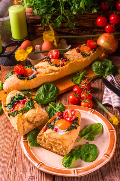 Baguette campesina llena de huevo — Foto de Stock