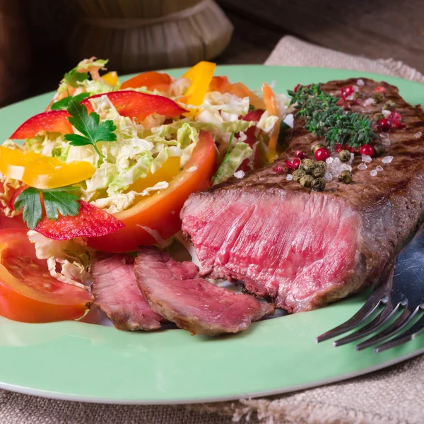 Gegrilde biefstuk met salade — Stockfoto