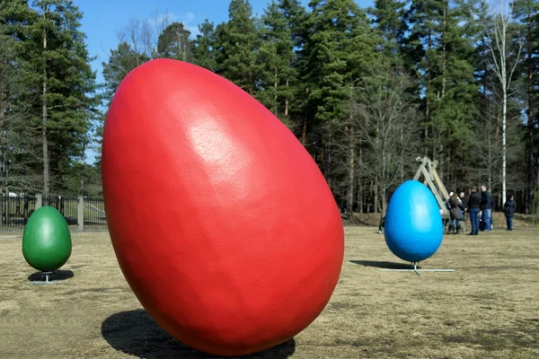 Na Wielkanoc Park urządzony jest czerwone jajo dekoracyjne — Zdjęcie stockowe