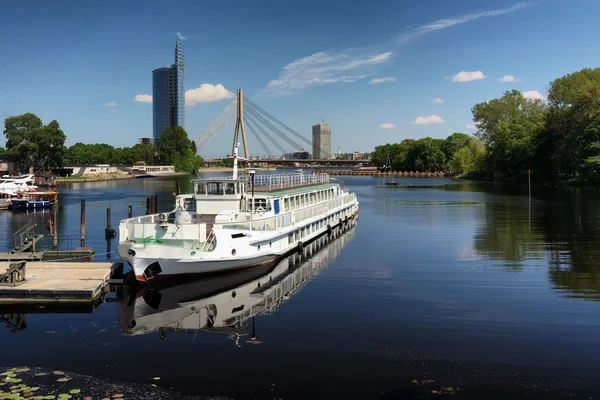 Zevk Nehri Gemi bahar Riga'da arka planı — Stok fotoğraf