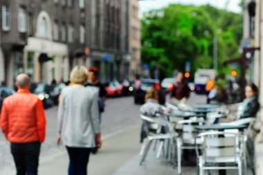 Gezinti yayalar Café bir şehir sokak üzerinde. Bulanık