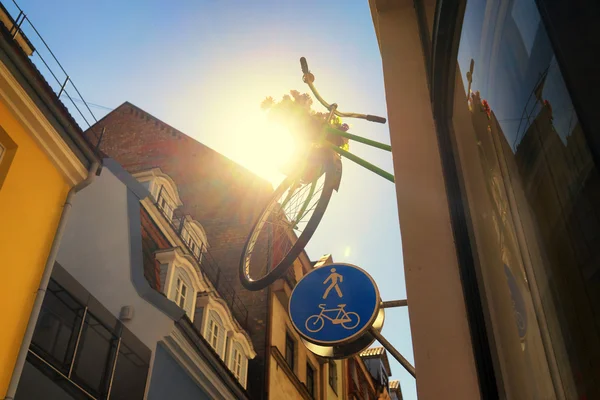 Fahrrad mit Blumenkorb an der Wand — Stockfoto
