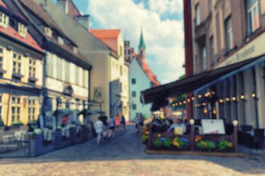 Açık hava kafeleri ve turistlerin Riga eski şehir sokaklarında