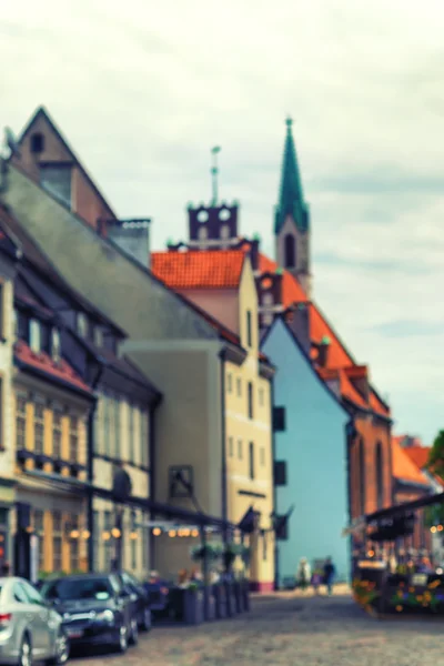 Calle en el casco antiguo de Riga con un café y una iglesia edificio — Foto de Stock