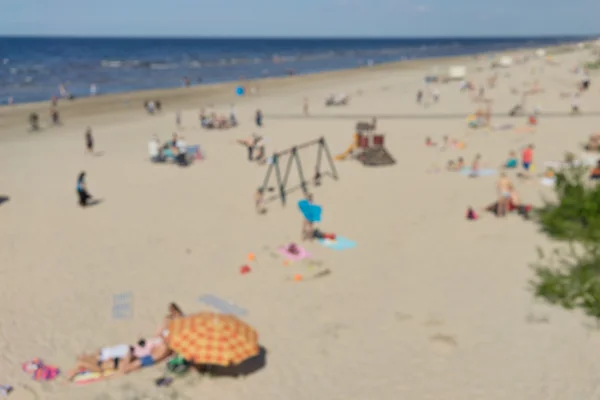Bałtyckiej plaży plażowicze ludzi w słoneczny dzień. Rozmycie — Zdjęcie stockowe