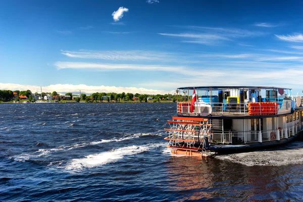 Roue de bateau vintage sur la rivière par une journée ensoleillée — Photo