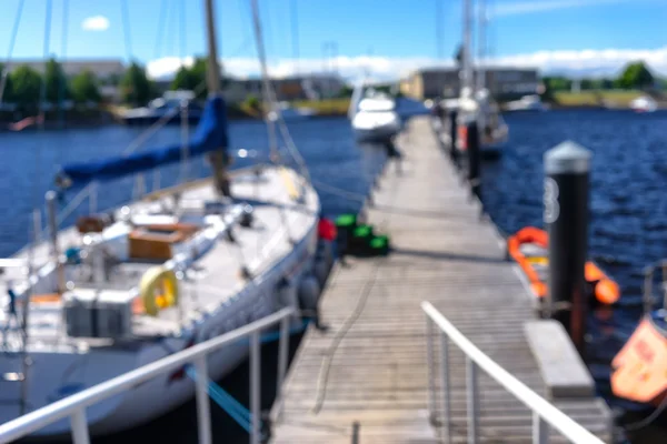 Boten in de haven op de pier op een zonnige dag. Wazig — Stockfoto