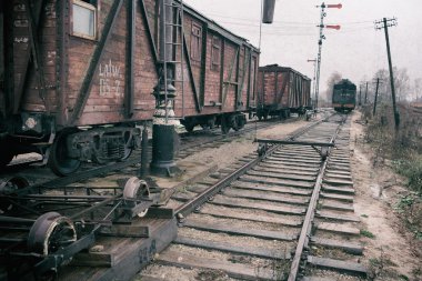Eski tren istasyonuna vagonlar ile stilize resim