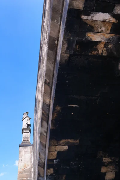 Una mirada al fondo de la escultura del Puente de Carlos en P — Foto de Stock