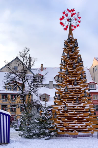 Stylized Christmas tree in the center of Riga at Christmas — Stock Photo, Image